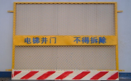 施工电梯门